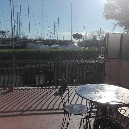 Апартаменты A Santy'S House 1Piano-No Lift-Shuttle A Pagamento-Raggiungibile A Piedi Aeroporto-Fermata Bus Fiera Di Roma A 3 Minuti-Air Condiz Ed Extra Bed For A Fee A Pagamento Фьюмичино Экстерьер фото
