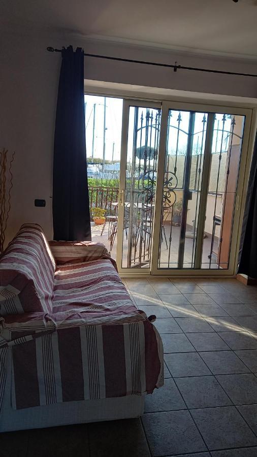 Апартаменты A Santy'S House 1Piano-No Lift-Shuttle A Pagamento-Raggiungibile A Piedi Aeroporto-Fermata Bus Fiera Di Roma A 3 Minuti-Air Condiz Ed Extra Bed For A Fee A Pagamento Фьюмичино Экстерьер фото