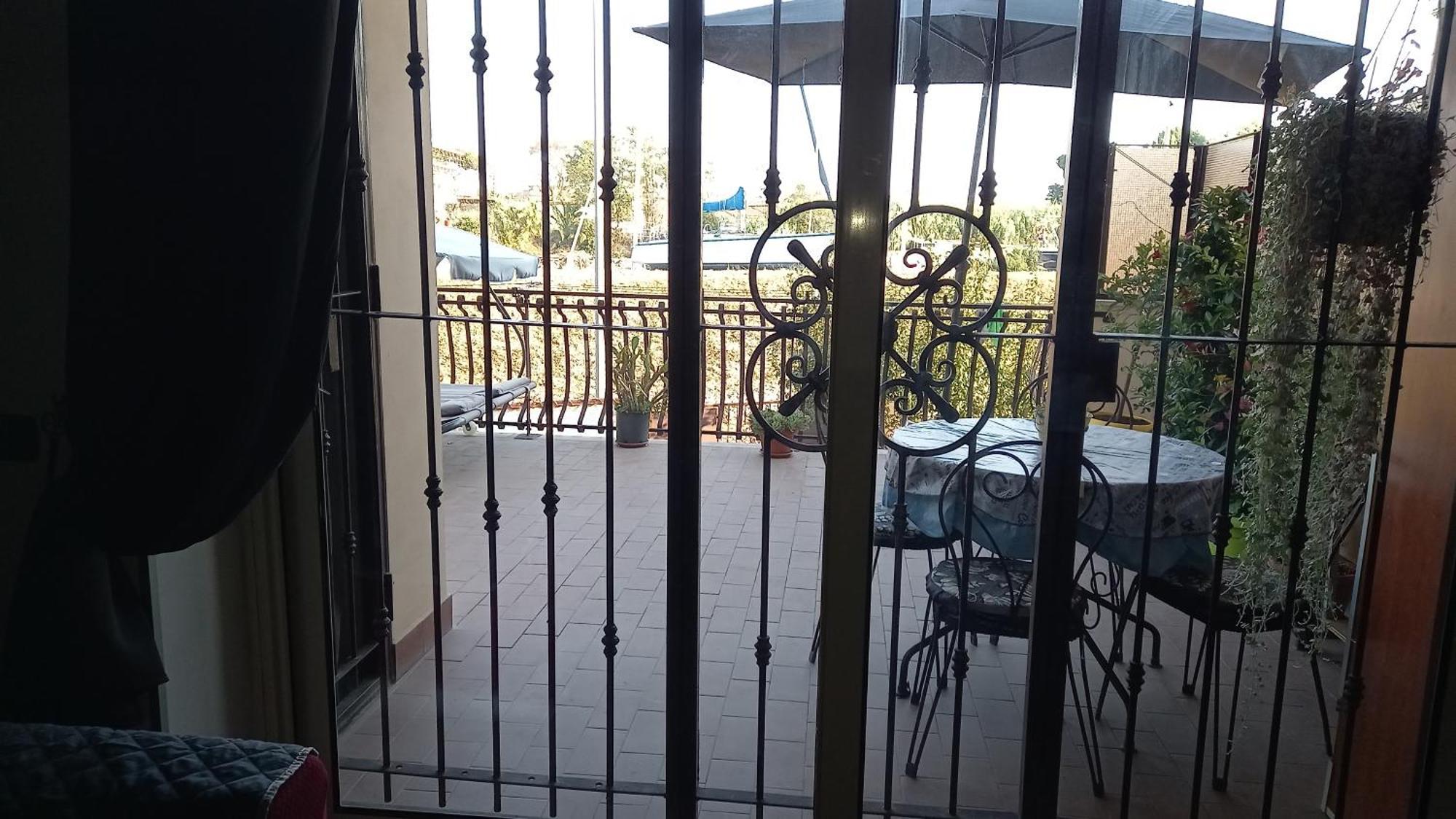 Апартаменты A Santy'S House 1Piano-No Lift-Shuttle A Pagamento-Raggiungibile A Piedi Aeroporto-Fermata Bus Fiera Di Roma A 3 Minuti-Air Condiz Ed Extra Bed For A Fee A Pagamento Фьюмичино Экстерьер фото