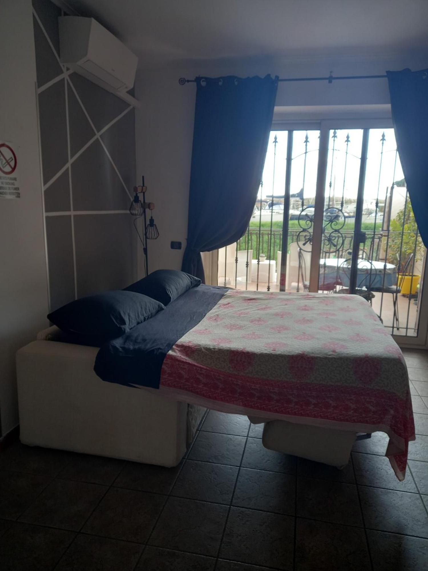 Апартаменты A Santy'S House 1Piano-No Lift-Shuttle A Pagamento-Raggiungibile A Piedi Aeroporto-Fermata Bus Fiera Di Roma A 3 Minuti-Air Condiz Ed Extra Bed For A Fee A Pagamento Фьюмичино Экстерьер фото