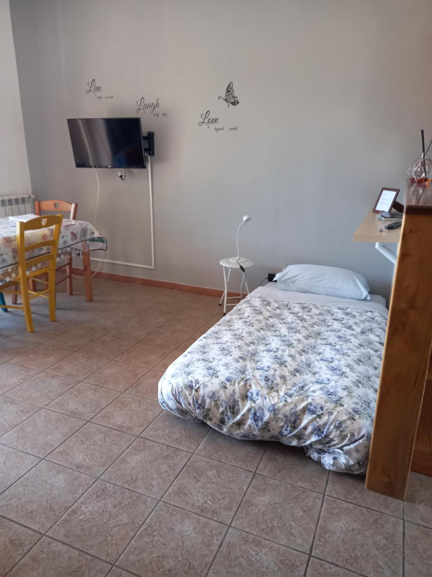 Апартаменты A Santy'S House 1Piano-No Lift-Shuttle A Pagamento-Raggiungibile A Piedi Aeroporto-Fermata Bus Fiera Di Roma A 3 Minuti-Air Condiz Ed Extra Bed For A Fee A Pagamento Фьюмичино Экстерьер фото